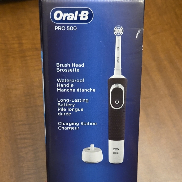 Oral-B Pro 500 Electric Rechargeable Toothbrush - Picture 2 of 4